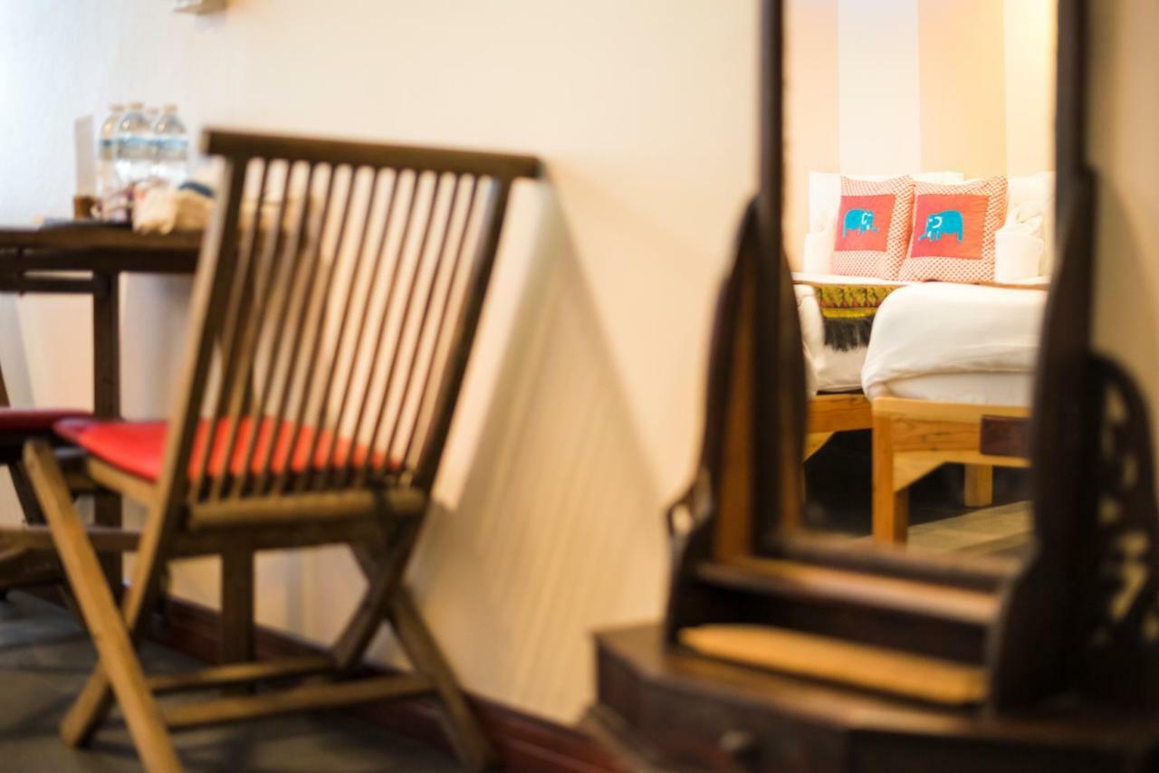 Hotel At Phra Sing Retro Chiang Mai Zewnętrze zdjęcie