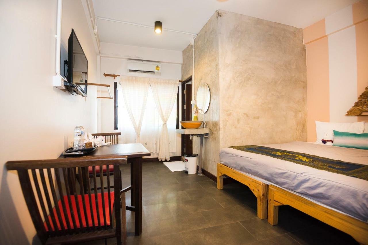 Hotel At Phra Sing Retro Chiang Mai Zewnętrze zdjęcie